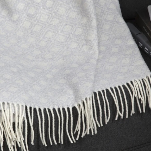 Frette Other - Elegant Cream Throw Blanket